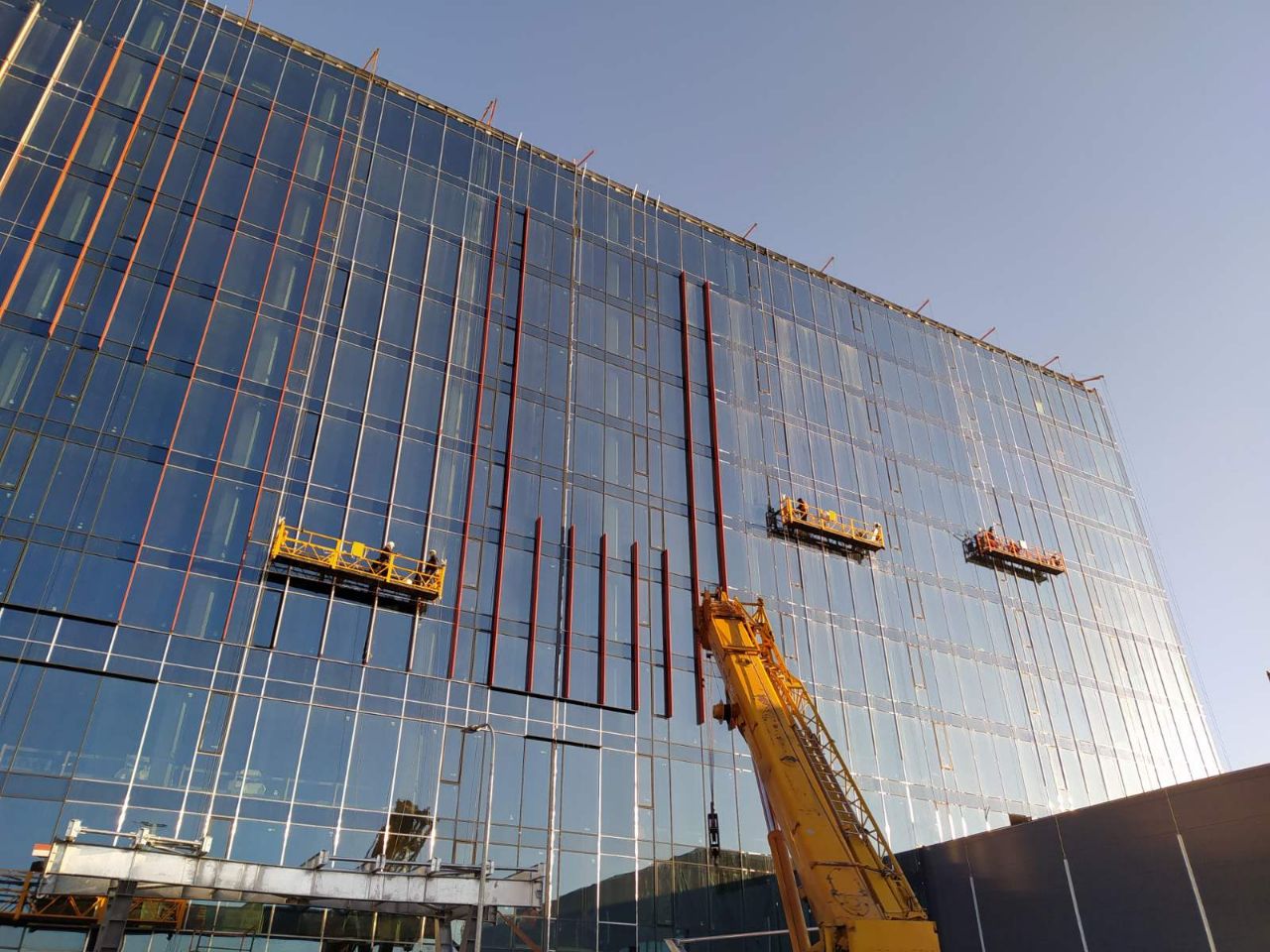 монтаж кронштейнов фасадной системы BMU на ТРЦ Ретровилль