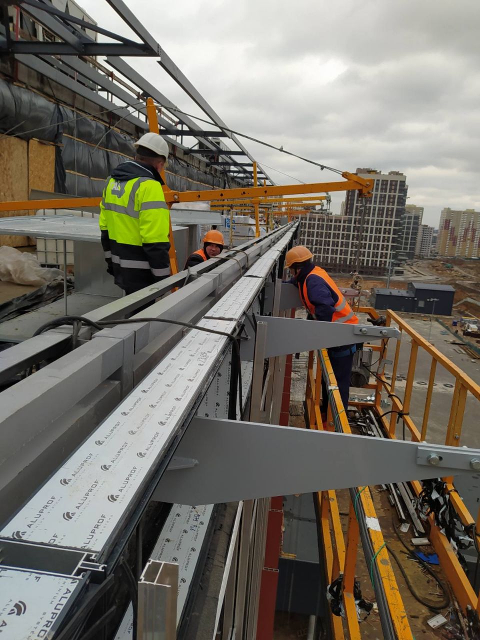монтаж кронштейнов фасадной системы BMU на ТРЦ Ретровилль