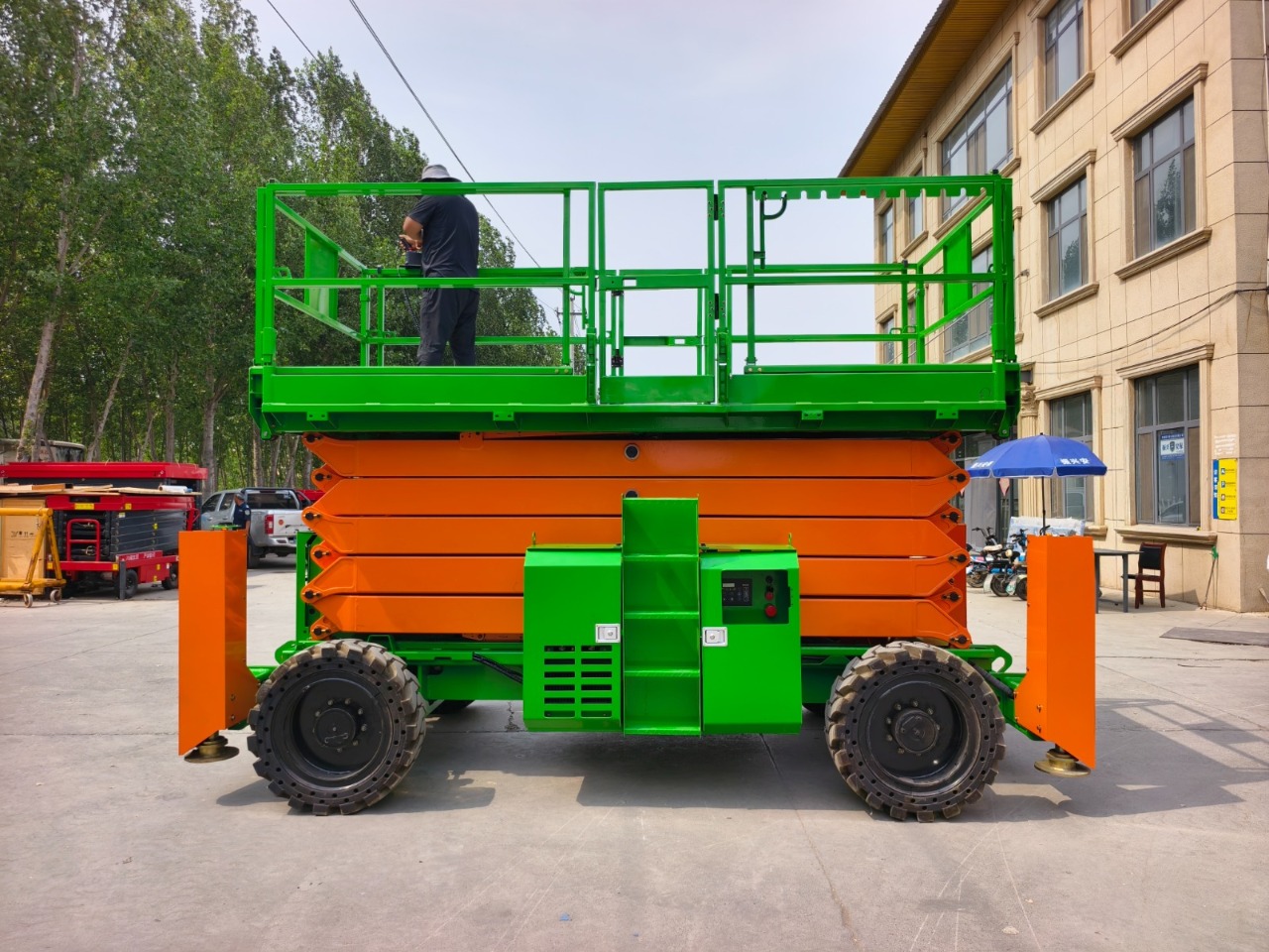 Ножничный электрический самоходный подъемник для неровных грунтов THJZ-8 Фото 1